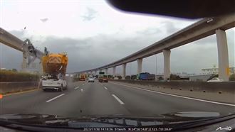 休旅車開輔駕鏟起緩撞車　撞擊瞬間曝光