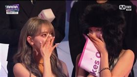 ▲LE SSERAFIM成員宮脇咲良和洪恩採。（圖／翻攝自X）