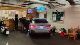 ▲台北市敦化南路一段一處地下停車場傍晚5點22分發生離譜車禍。一輛BMW轎車進入停車場坡道後，突然失控向前衝撞入口柵欄，再持續衝撞到牆面才停下來，造成車上61歲陳姓女乘客受傷。（圖／翻攝畫面）