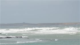 澎湖風浪增強  嚴禁觀浪垂釣違者重罰颱風海葵來襲，澎湖海面出現9級陣風，澎湖縣災害應變中心3日宣布，下午4時起不得進入海岸線從事觀浪、垂釣、捕魚等岸際或水域活動，違者開罰。中央社  112年9月3日