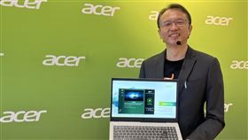 宏碁展示新款環保筆電電腦品牌廠宏碁14日在汐止總部舉辦媒體聯訪，董事長陳俊聖（圖）展示採用消費後回收塑料及可回收包裝的Vero系列環保筆電。中央社記者吳家豪攝  110年10月14日