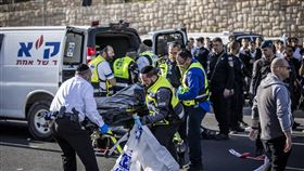 ▲2名巴勒斯坦槍手在耶路撒冷入口處的公車站開槍。救援隊及警方在案發現場執勤。（圖／美聯社／達志影像）