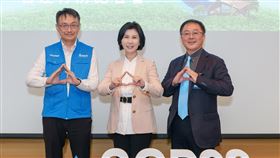 台達前進COP28聯合國氣候峰會，台達品牌長暨基金會副董事長郭珊珊(中)、台達永續長周志宏(右)、台達基金會執行長張楊乾出席行前記者會。（圖／台達電提供）