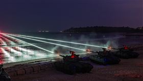 14年來首場夜射！金防部「太武操演」交叉火網劃亮夜空　火砲齊轟畫面曝。（圖／軍聞社提供）