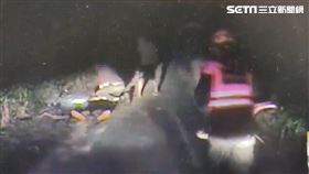 警方在邊坡下找到3把獵槍。（圖／翻攝畫面）