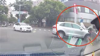 17歲少年無照闖紅燈撞保時捷　前空翻落地