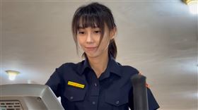 「全國最美所長」，警界梁詠琪，溪湖警分局媽厝所長黃衣淳，健身衝立靶拳打腳踼　香汗淋漓直喊好喘(圖／翻攝畫面)
