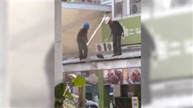 高雄市苓雅區仁智街上某商家樓頂，有2名工人站在某商家鐵皮屋頂上，接著竟將樓頂的碎石、沙塵掃落，導致下方一整排停放的機車全沾染沙塵。（圖／翻攝自臉書社團「爆料公社二社」）