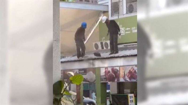 高雄2工人清掃屋頂　樓下機車慘「吃土」