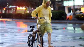 颱風小犬靠近台灣  台北有雨（3）颱風小犬持續進逼台灣，台北市區雖未列入陸警範圍，但受外圍環流影響仍有雨勢發生，中央氣象署下午也針對北市等地發布大雨特報，提醒民眾留意。圖為民眾傍晚穿著輕便雨衣在街頭前進。中央社記者郭日曉攝  112年10月4日