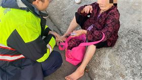 失智,阿嬤,光腳（圖／翻攝畫面）