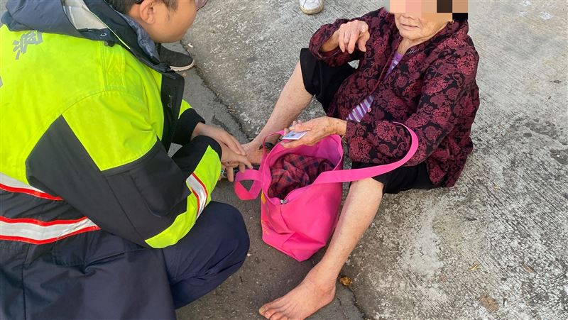 8旬嬤光腳狂奔：壞人在追我！真相看哭網