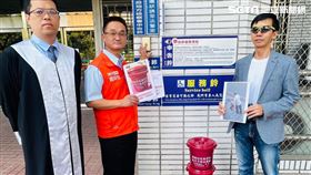 集集鄰長逐戶送廚餘桶上頭有立委候選人名字。蔡培慧告游顥涉嫌賄選。（圖／翻攝畫面）