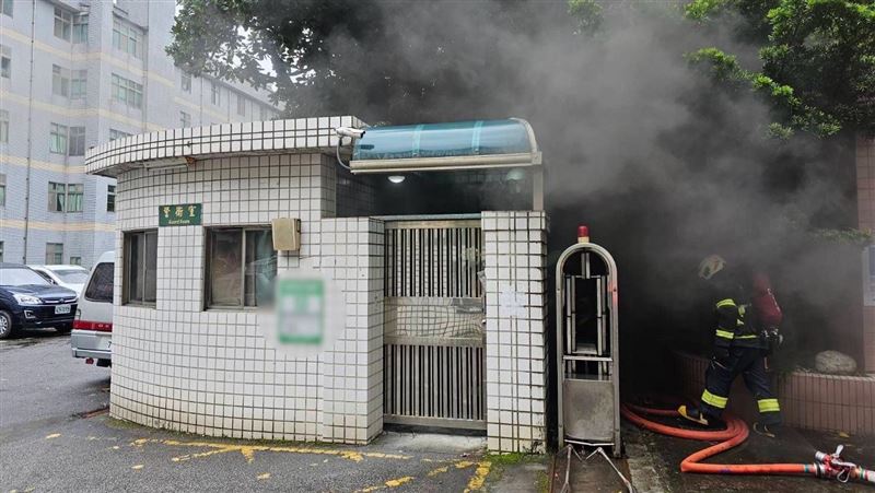 新店某專科學校失火！廢棄警衛室黑煙狂竄