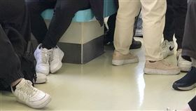 有網友在臉書社團「路上觀察學院」發出1張自己搭乘捷運時拍下的照片，意外發現有3位不同的路人，腳上不約而同都穿著白色的Air Force 1（圖/翻攝自路上觀察學院）