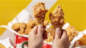 《拿坡里炸雞專賣店》宣布，推出雙12購物節專屬優惠，「八塊酷滋炸雞桶」、「胡椒雞翅」超值優惠，買一送一。（圖／三商餐飲提供）