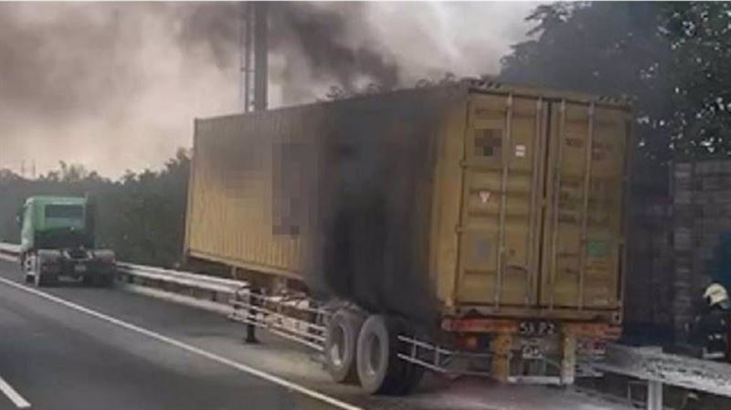國1彰化段貨櫃車火燒車　疑煞車系統故障
