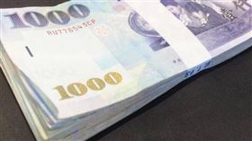 原PO父母要求提高孝親費，讓原PO備感壓力，甚至認為自己被當成了提款機。（示意圖／翻攝自photoAC）