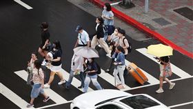 禮讓行人新制上路（2）為終結台灣「行人地獄」惡名，交通部長王國材宣布，車輛與行人間隔3公尺須停讓，罰鍰從新台幣3600元提升到6000元，30日起實施。圖為台北市中山區民眾午後快步通過路口，一旁車輛遵循法規停等禮讓。中央社記者張新偉攝  112年6月30日