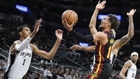 ▲楊恩（Trae Young）攻下45分，最後2.7秒成功製造對手進攻犯規，老鷹險勝馬刺。（圖／美聯社／達志影像）