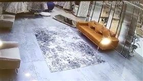 印度3歲女童,服飾店玩鏡子，遭玻璃鏡重砸，倒地重傷搶救無效亡(圖／翻攝自Ｘ)