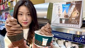 全家與YU CHOCOLATIER畬室強強聯手再出擊，Fami!ce濃黑巧克力霜淇淋重磅回歸。（圖／超商業者提供）