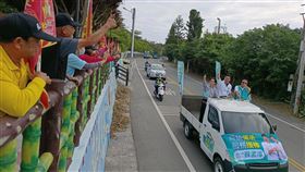 蘇震清陪同兒子蘇孟淳到小琉球造勢無黨籍屏南立委蘇震清（車上右）涉貪遭判10年並限制出境出海至113年5月，29日陪同接棒參選的兒子蘇孟淳（車上中）到小琉球造勢，遭檢舉違反規定。（蘇孟淳團隊提供）中央社記者李卉婷傳真  112年11月30日