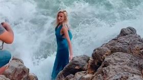 想拍網美照差點變「亡美」，26歲女模慘被巨浪沖走，險遭海水滅頂，(圖／翻攝自russiankatee　IG)