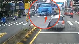 水泥預拌車,婦人,腳踏車,闖紅燈（圖／翻攝畫面