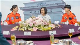 蔡英文總統前往高雄空軍岡山基地主持「空軍飛行訓練指揮部編成典禮」（圖／總統府提供）