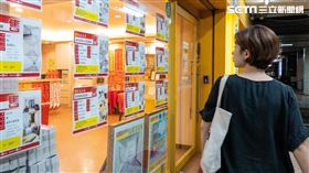 台北市房市情境-房仲店面。（圖／記者楊澍攝影）