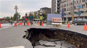 台中市豐原區豐原大道三段、朝陽橋，馬路塌陷出現天坑，自來水管線挖破(圖／翻攝畫面)