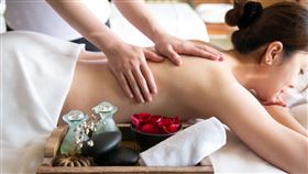 The Lalu經典按摩與具有療癒金屬的KANSA坎薩魔杖，讓賓客達到全身肌肉及神經的放鬆作用。（圖／飯店旅宿業者提供）