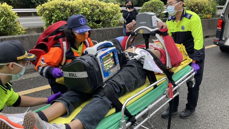 新／國3芎林段小貨車自撞　駕駛命危送醫
