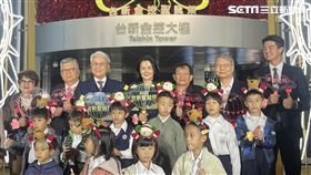 台新金控聖誕祭今（1）日登場，董事長吳東亮及夫人彭雪芬親自出席點燈儀式，兒子吳昕豪（右1）也到場。（圖／記者王翊綺攝影）