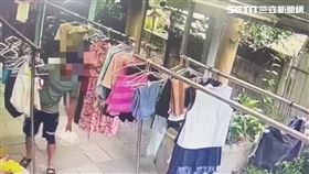 北市邱男先翻牆潛入曬衣場偷走女性內衣褲，再進入大門未上鎖的公寓竊取手提包。（圖／翻攝畫面）