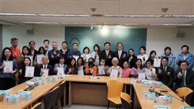 ▲新北市教育局頒發感謝狀給五泰教育基金會，感謝基金會捐款100萬元給新北市「教育基金會展臂關懷計畫」，資助卓越清寒同學。（圖／五泰教育基金會提供）