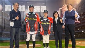 亞錦賽將開打，延平女黑豹張子文、隊長梁睿至擔任北捷球衣代言人為中華隊加油。（記者／楊晏琳攝影）