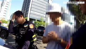 北市邱男酒後駕駛保時捷在路上睡著，警方對他進行酒測，數值是0.85毫克。（圖／翻攝畫面）