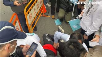 一陣驚慌！柯盈造勢場　攝影突然倒地