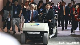 ▲中華棒協理事長辜仲諒開車載台北市長蔣萬安和王貞治導覽台北大巨蛋。（圖／記者劉彥池攝影）