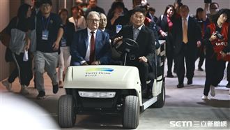 辜仲諒親自駕車進大巨蛋　喊：不能輸韓國