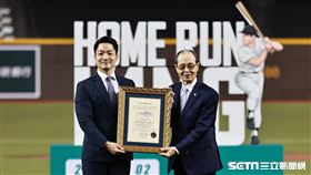 ▲台北大巨蛋啟用儀式，市長蔣萬安致贈「世界全壘打王」王貞治榮譽市民證。（圖／記者劉彥池攝影）