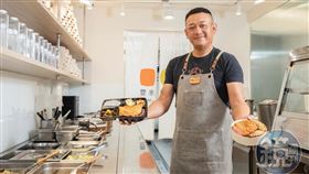 施俊豪2年前接手豐米，讓傳統便當店轉型為新竹科技新貴、醫護都愛吃的低油便當。（圖／鏡週刊）

