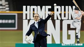 ▲台北大巨蛋啟用儀式，「世界全壘打王」王貞治開出第1球。（圖／記者劉彥池攝影）