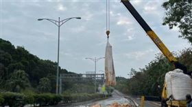 ▲1輛載運廢棄食用油的小貨車今（2）日不慎於台74甲線2公里處自撞安全島，車輛當場翻覆且車上載運之廢油流滿路面，工務段人員緊急調派機具與木屑前來進行清理。（圖／翻攝畫面）