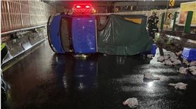 1輛載有屠宰雞隻的小貨車，疑似因視線不佳及路面濕滑，不慎自撞高架道路旁的護欄，造成貨車翻覆橫躺路面，車上雞隻也全散落地面。（圖／翻攝畫面）