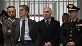 義大利官員上月出席聆聽法官宣讀對數百名被控參加「勇者」組織犯罪集團成員的判決。（圖／美聯社／達志影像）