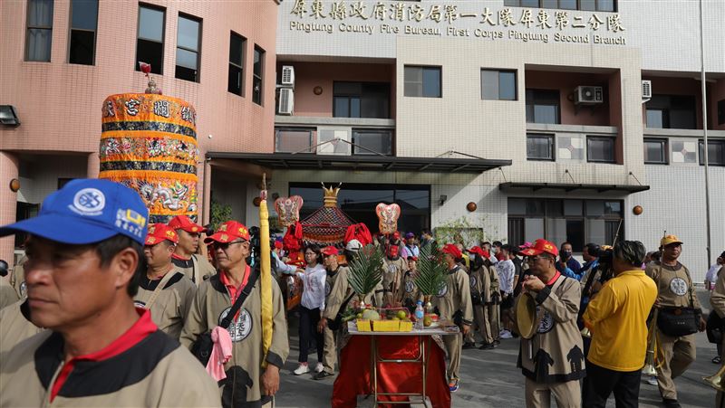 明揚大火消防員4死！大甲媽赴消防隊祈福