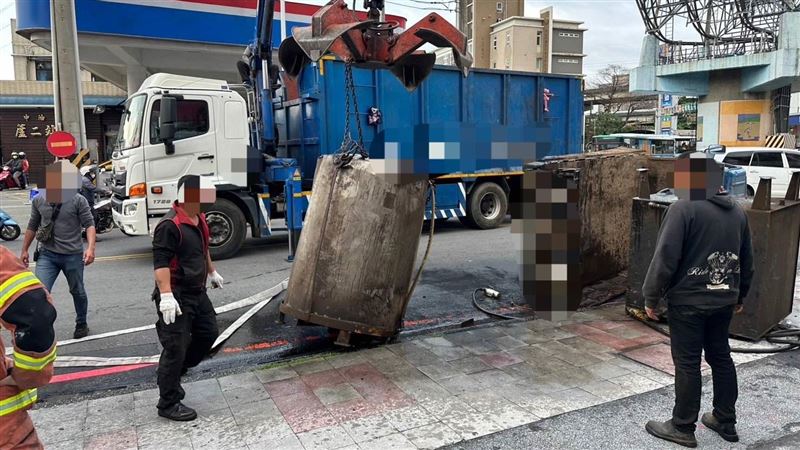 小貨車重心不穩側翻　1千公升柴油全漏光